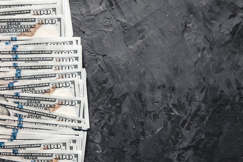 Comment économiser efficacement avec un salaire brut de 2400 euros net