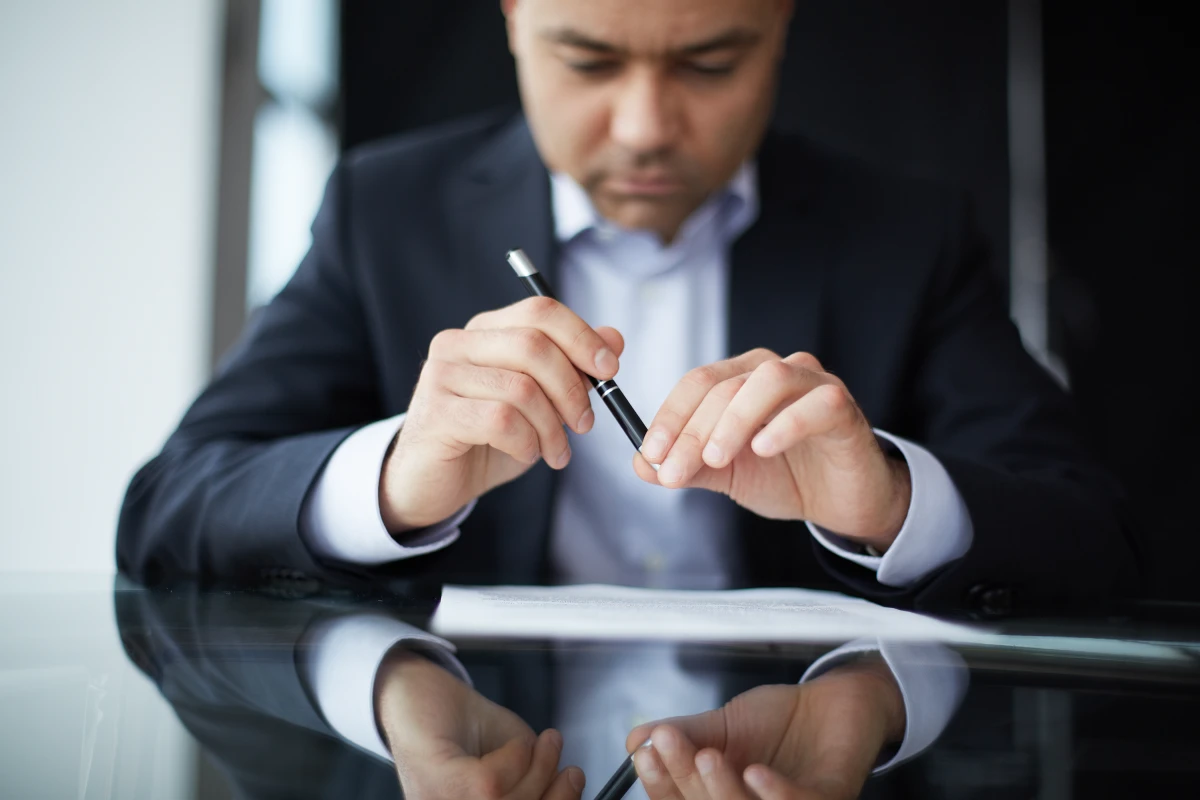 Maîtrisez l'art de la rédaction de contrats commerciaux : les pièges juridiques à éviter
